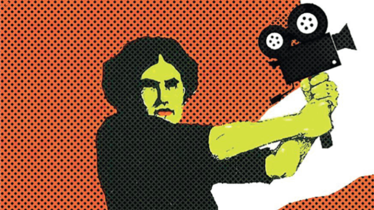 Dans un dessin aux traits nets et contrastés, sur un fond rouge piqueté de noir, une femme vêtue de noir se teint debout, l'air déterminée et sévère. Elle tient fermement à bout de bras une poignée à laquelle est fixée une caméra pellicule. Design graphique de Flora Beillouin et Hervé Hermel