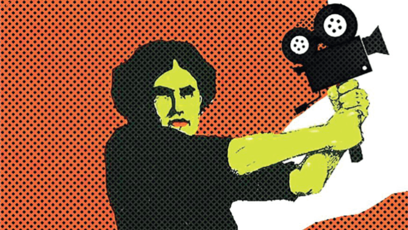 Dans un dessin aux traits nets et contrastés, sur un fond rouge piqueté de noir, une femme vêtue de noir se teint debout, l'air déterminée et sévère. Elle tient fermement à bout de bras une poignée à laquelle est fixée une caméra pellicule. Design graphique de Flora Beillouin et Hervé Hermel