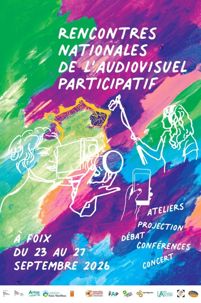 Affiche des Rencontres Nationales de l'audiovisuel participatif.
A Foix, du 23 au 27 septembre 2026.
Au programme : ateliers, projection, débat, conférences et concert.
Sont présents les logos du ministère de la Culture, le ministère de l'éducation nationale, de la jeunesse et des sports, le Fonds pour le Développement de la Vie Associative, le Département de l'Ariège, l'Agglo Foix-Varilhes, la ville de Foix, La Fédération de l'audiovisuel participatif, la FAP, Formation Action Professionnelle, Caméra au poing, Synapses, le Centre universitaire de l'Ariège Robert Naudi, L'Estive – scène nationale de Foix et de l'Ariège et Léo de Foix.