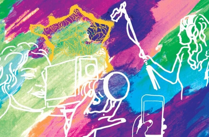 Extrait de l'affiche des Rencotre nationales de l'audiovisuel participatif 2026. Le un fond d'un multitudes de touches de couleurs peintes se détache le portrait d'une femme tenant devant elle une caméra de type Super 8. A sa droite, une main tient un smartphone. En haut à droite, une femme forte un casque sur les oreilles. Elle tient une perche son, dont le micro est braqué en direction d'une carte de la France.